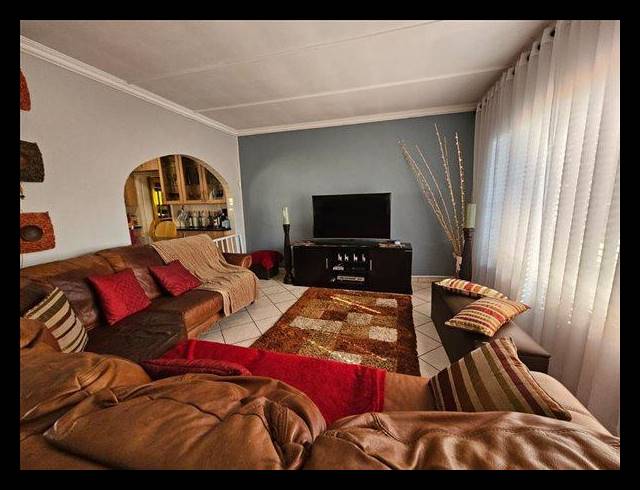 3 BEDROOM HOUSE FOR SALE IN BONAERO PARK